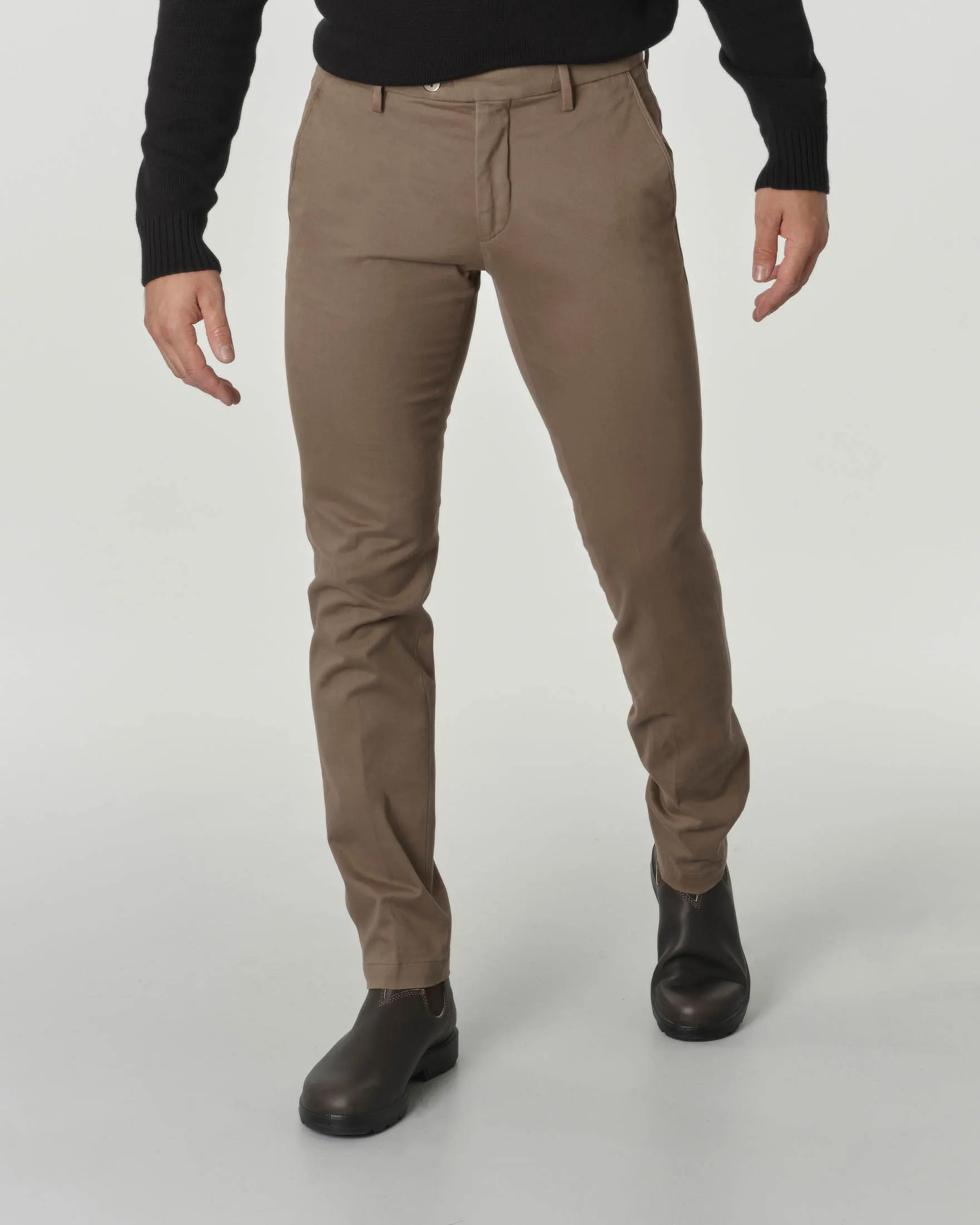 Pantaloni chino Brad color fango in gabardina di cotone stretch